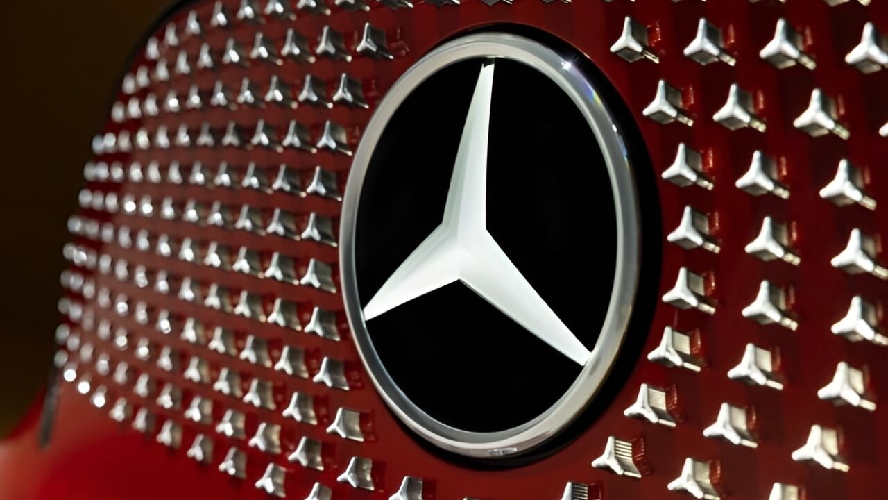Mercedes de İçten Yanmalı Motor Üretimine Devam Ediyor
